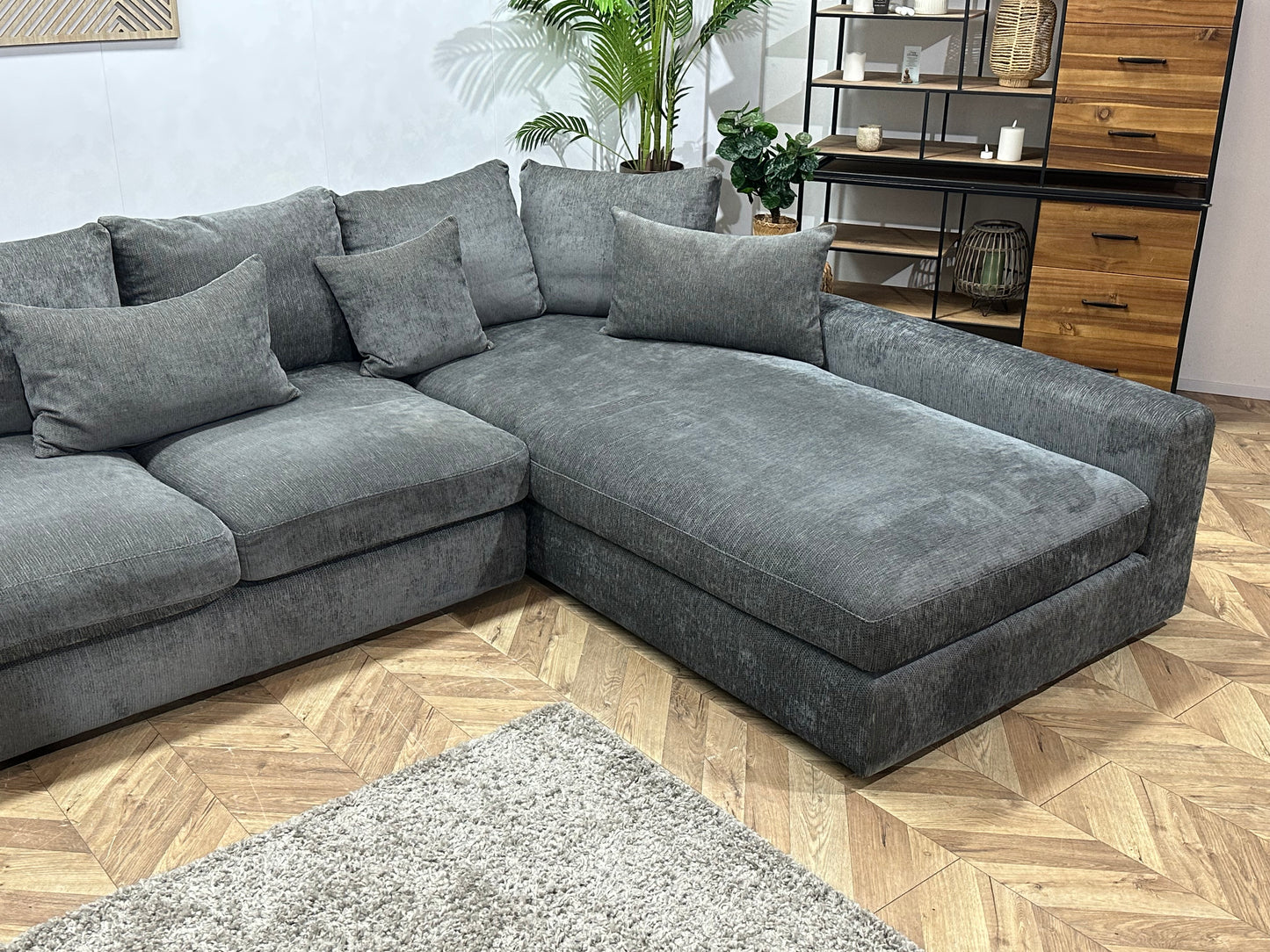 Grijze Ruime Hoekbank ~ Losse Kussens Met Afneembare Hoezen