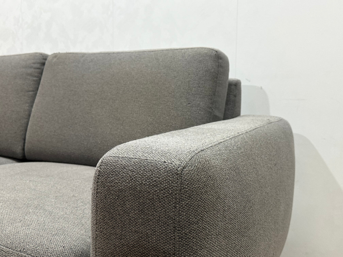 Grijze 2.5-Zits Bank ~ Losse Rugkussens Met Afneembare Hoezen