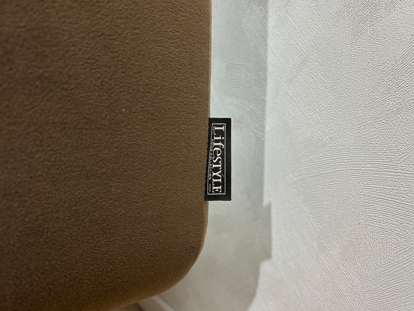Lifestyle Bruine Velvet 2 zits Bank ~ Losse Kussens Met Afmeembare Hoezen