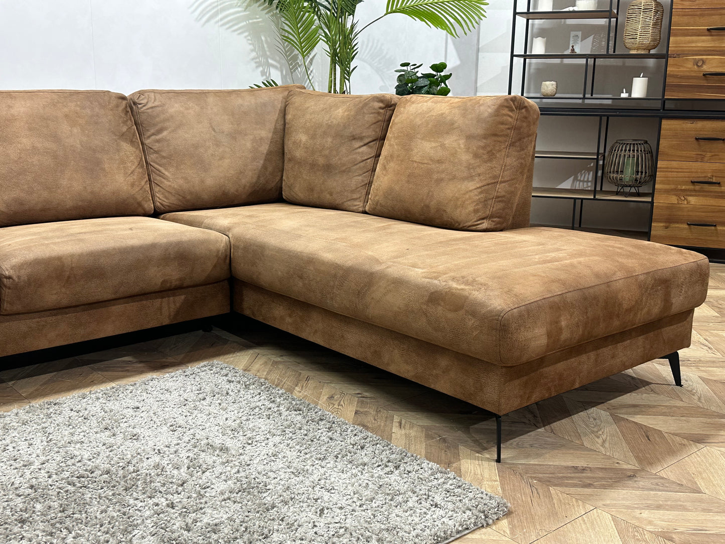 Cognac Bruine Suède Stoffen Hoekbank ~ Losse Rugkussens Met Afneembare Hoezen