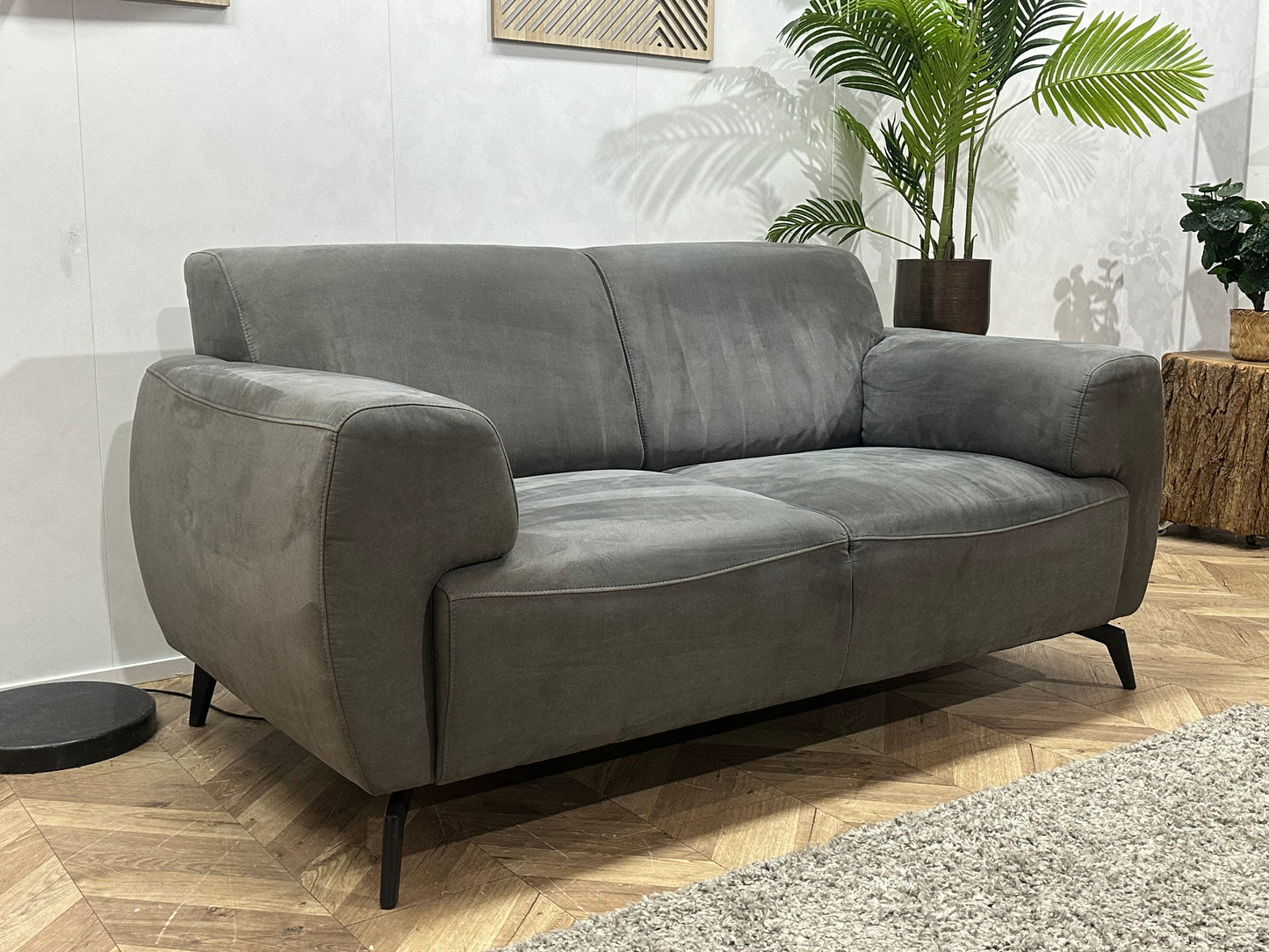 H&H Grijze Suède Stoffen 2.5-Zits Bank ~ Nieuwstaat