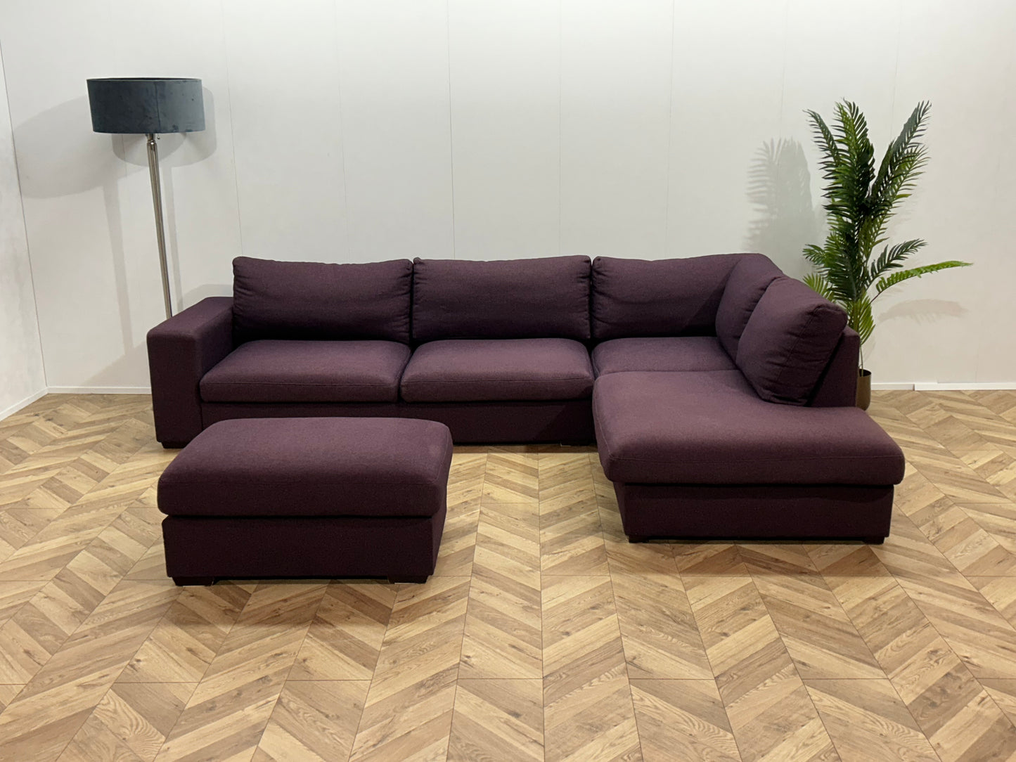 UrbanSofa Paarse Hoekbank ~ Inc. Hocker