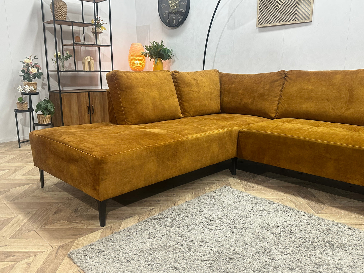 Oker Gele Velvet Hoekbank ~ Losse Rugkussens Met Afneembare Hoezen