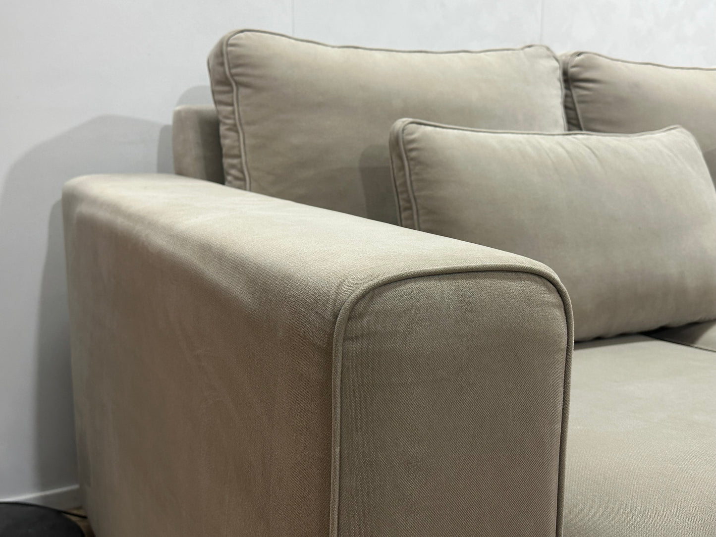 Licht Grijze Ruime Velvet Hoekbank ~ Losse Kussens Met Afneembare Hoezen