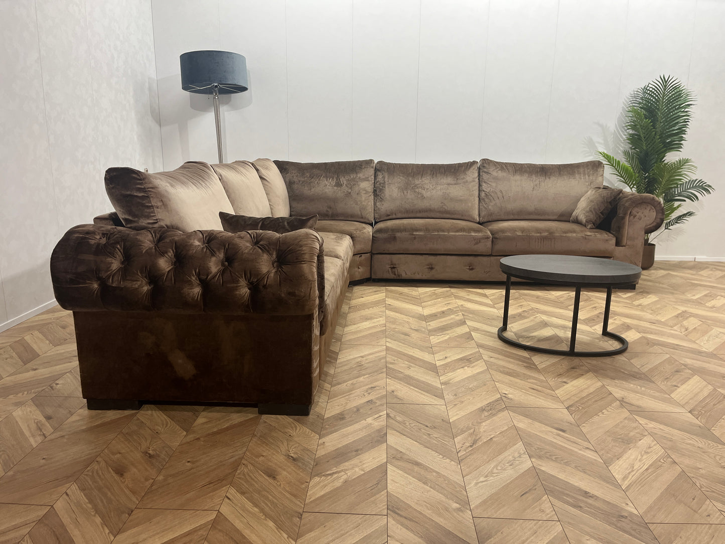 Bruine Velvet Eric Kuster Hoekbank ~ gecaptionneerd