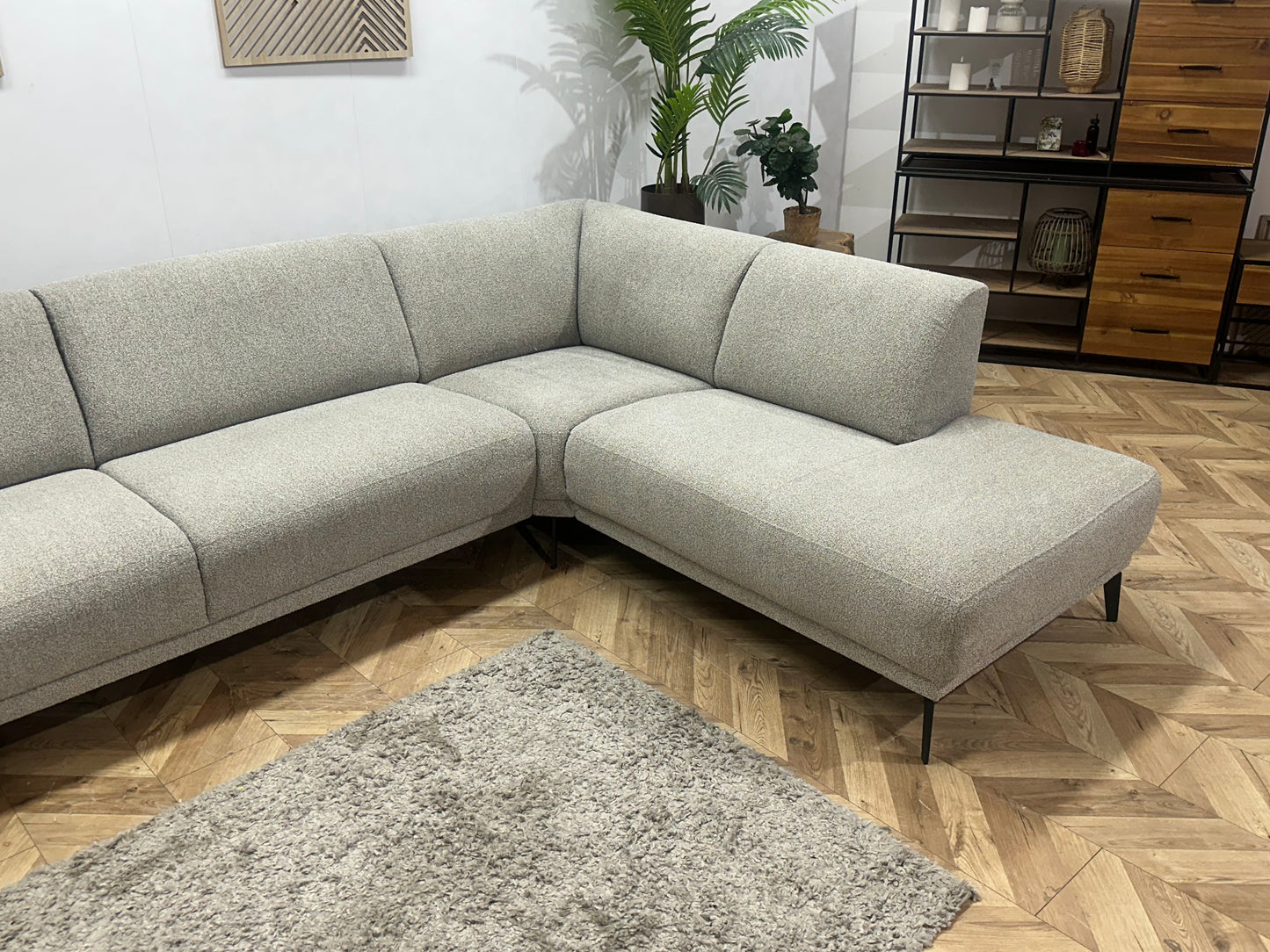 Licht Grijze Bouclé Stoffen Hoekbank ~ Vaste Kussens