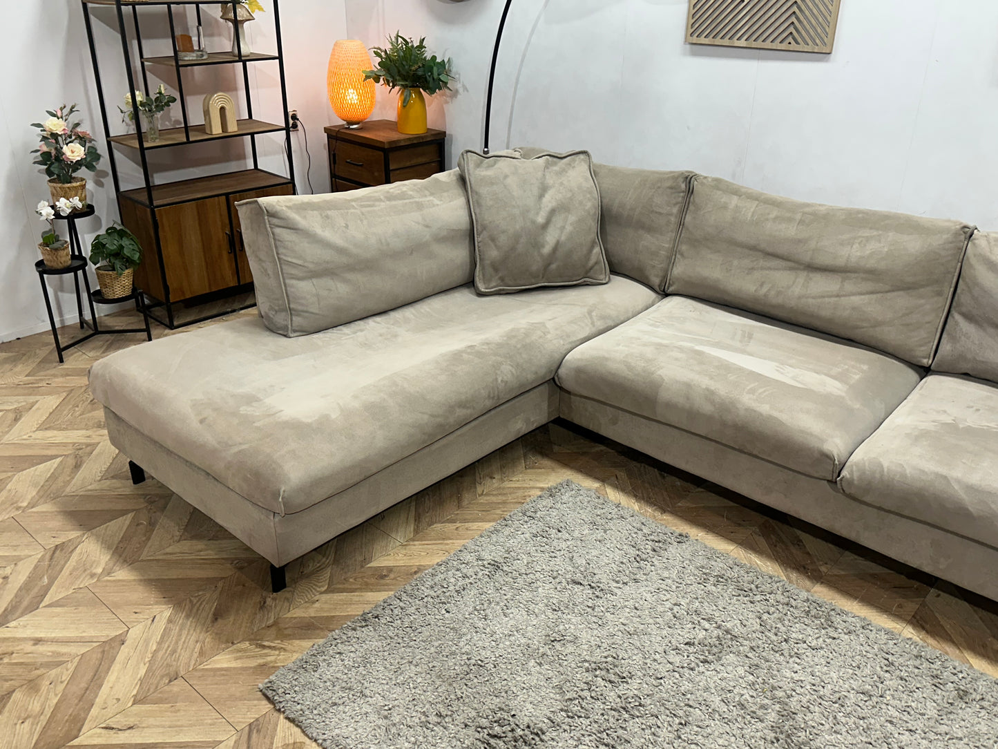 Taupe Velvet Hoekbank ~ Losse Kussens Met Afneembare Hoezen