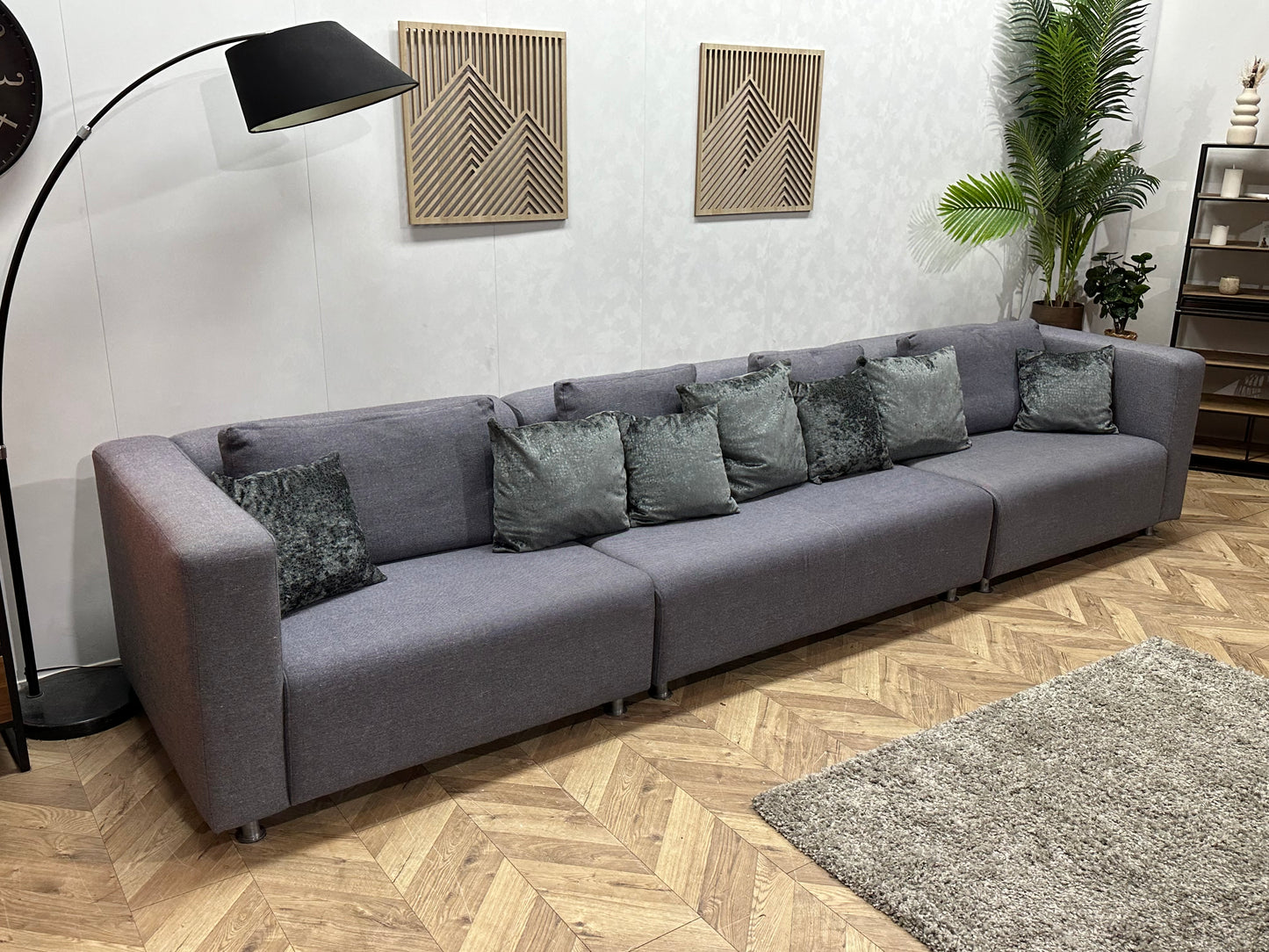 Grijze Ruime Hybride 3-Zits Bank Inc Hocker ~ Losse Rugkussens Met Afneembare Hoezen