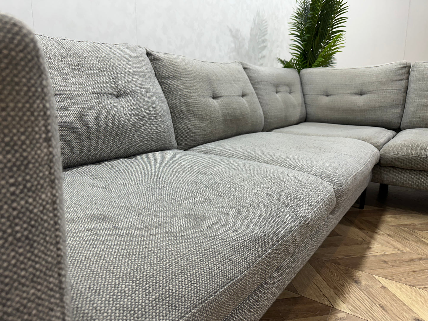 Licht Grijze Hoekbank Inc. Hocker ~ Losse Kussens Met Afneembare Hoezen