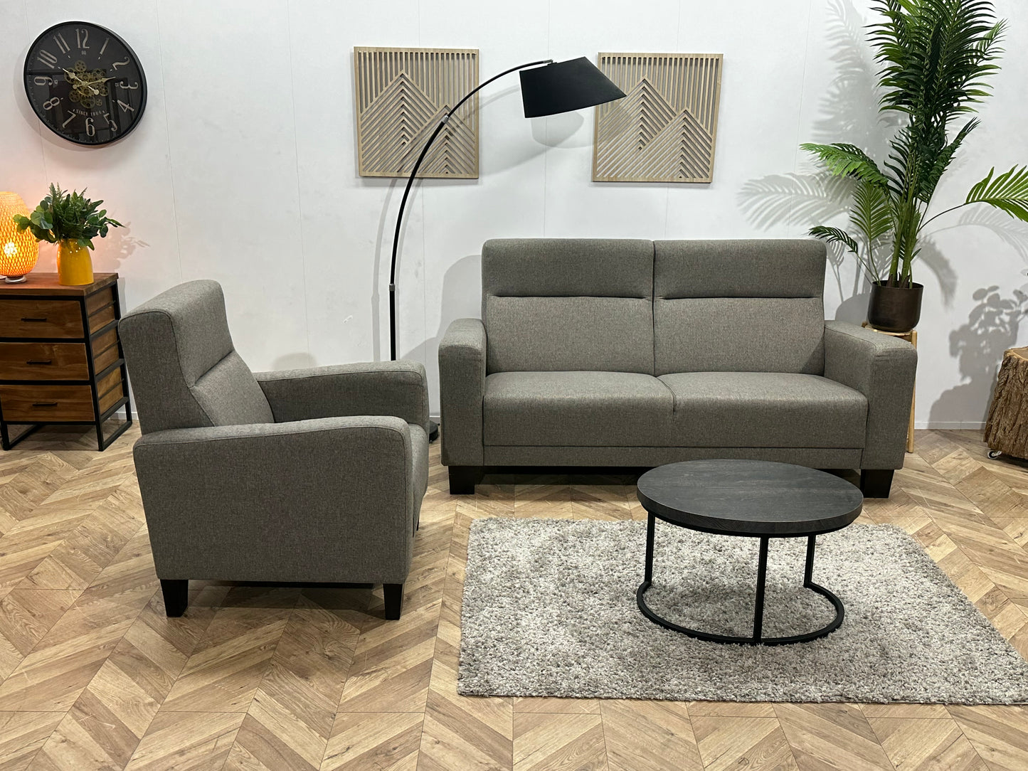 Grijze 2.5-Zits Bank Inc Fauteuil ~ Vaste Kussens