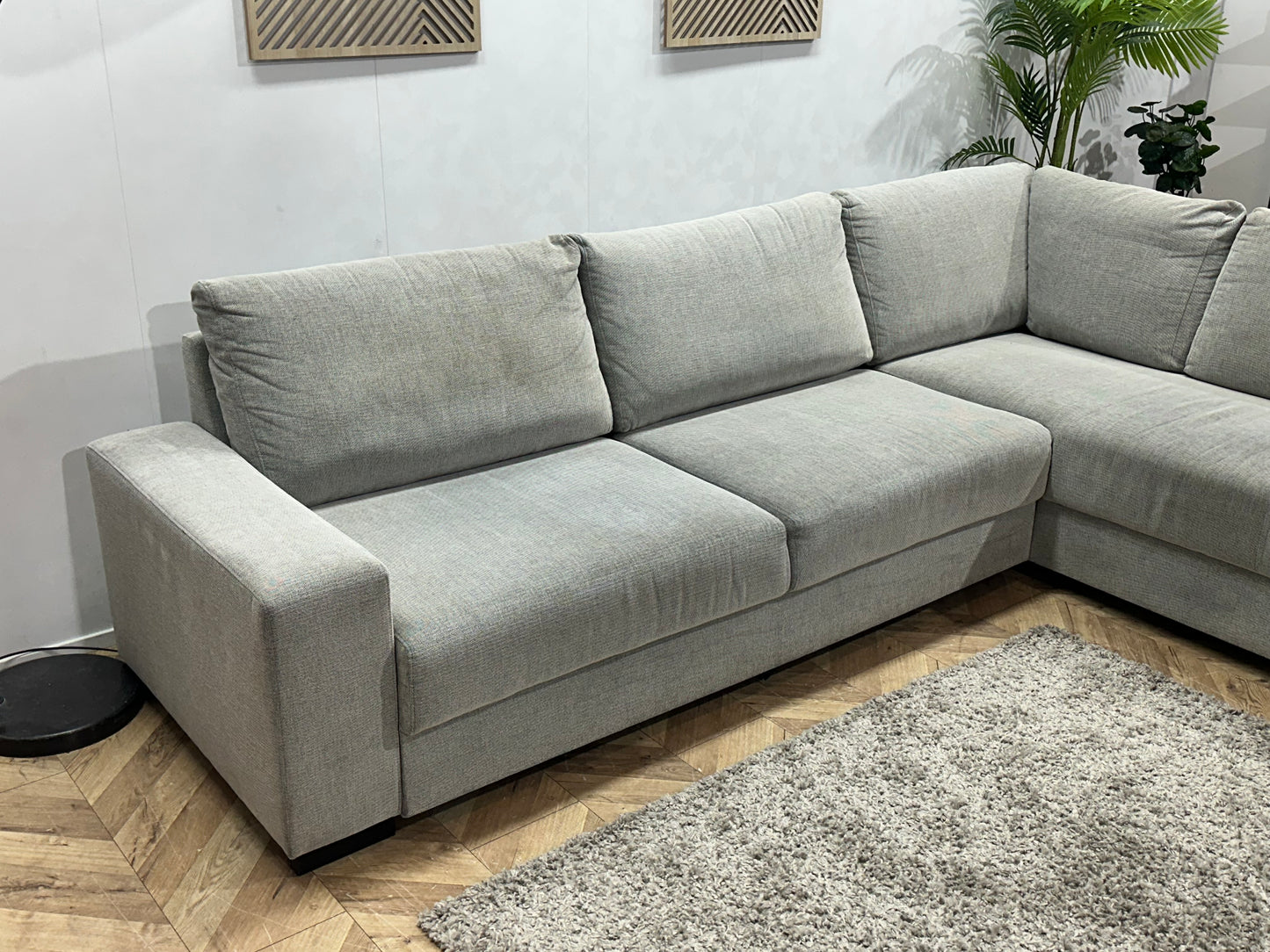 Licht Grijze Suède Stoffen Hoekbank ~ Losse Rugkussens Met Afneembare Hoezen