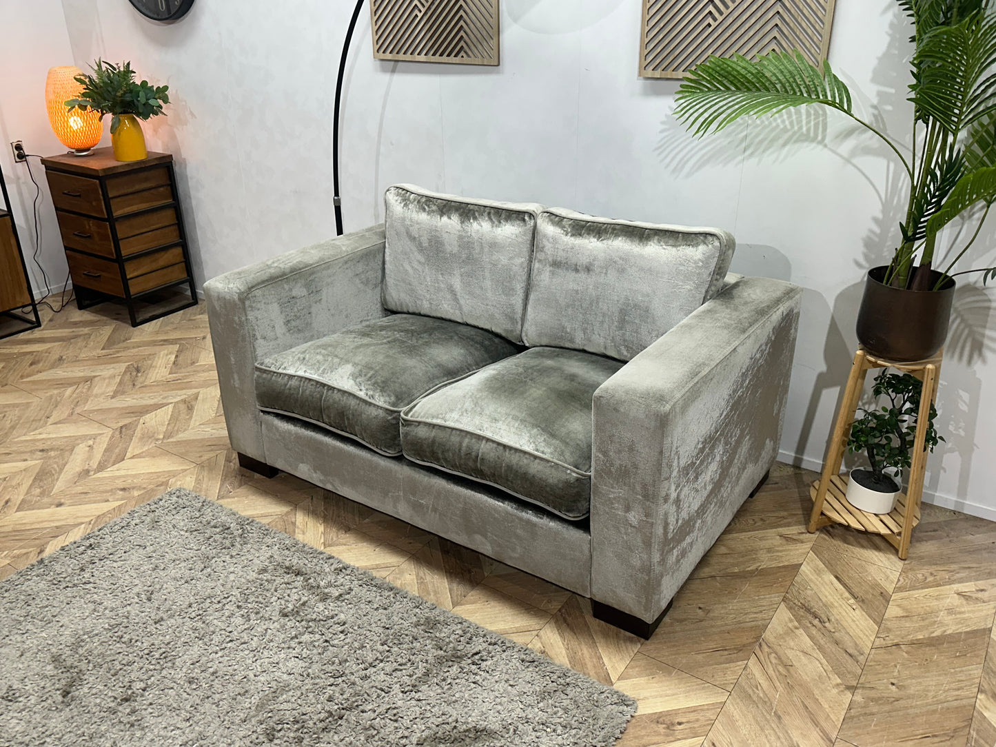 Licht Grijze Velvet 2-Zits Bank ~ Losse Kussens Met Afneembare Hoezen