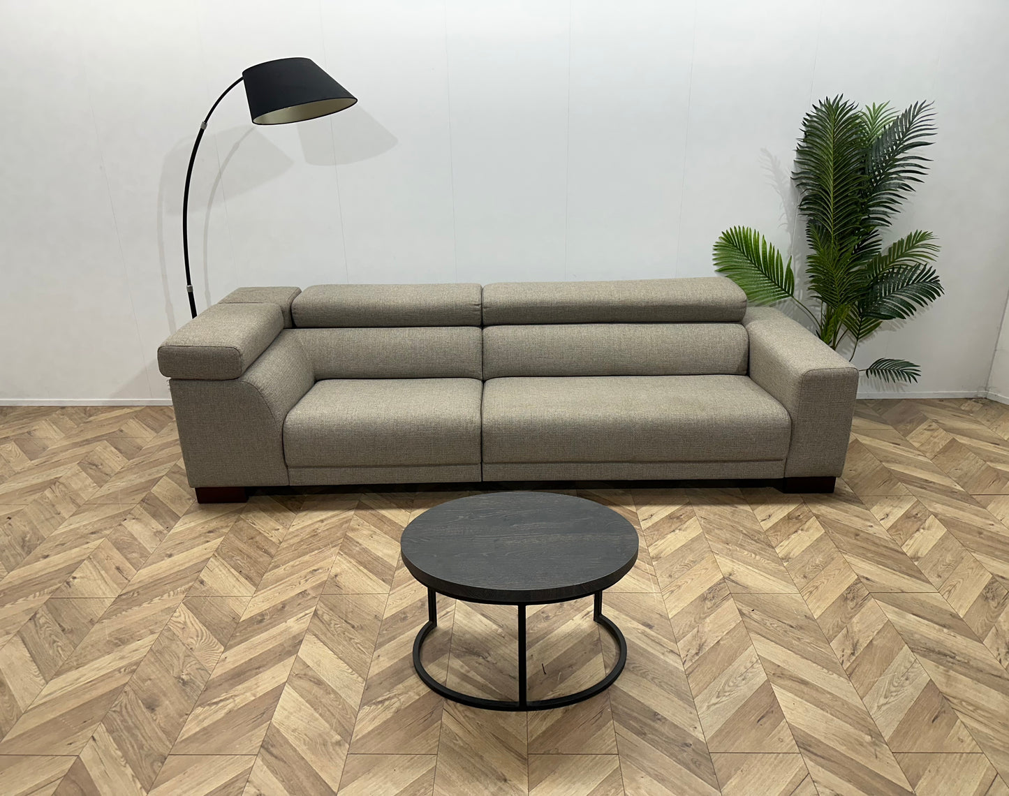 Goossens Licht Grijze 3-Zits Bank ~ Verstelbare Hoofdsteunen