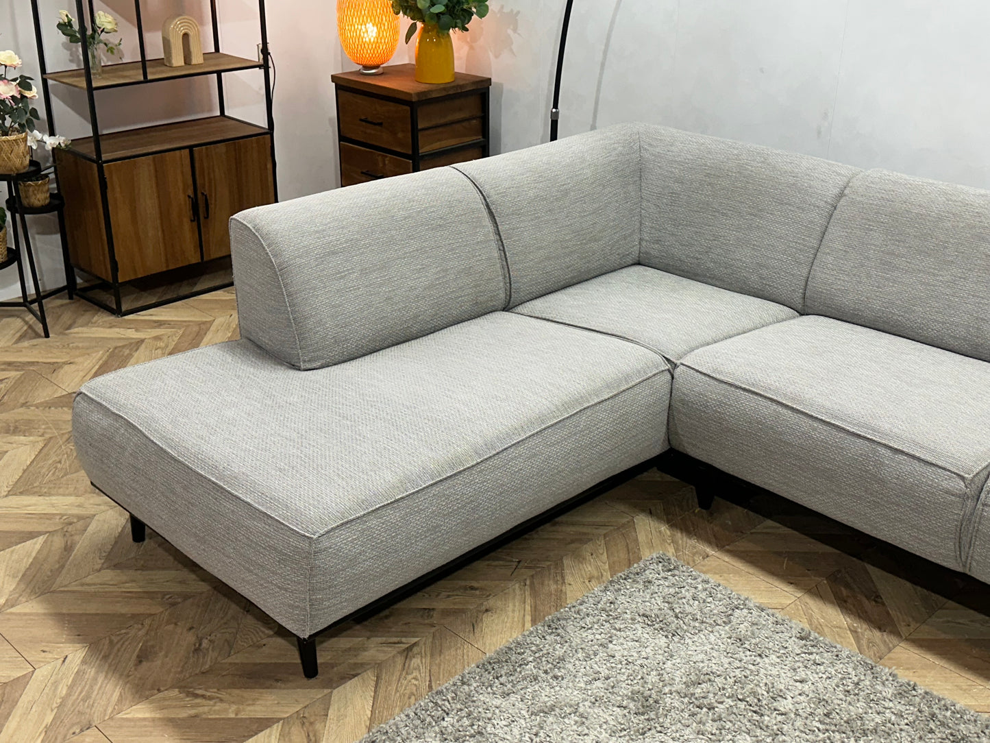 Licht Grijze Hoekbank ~ Vaste Kussens