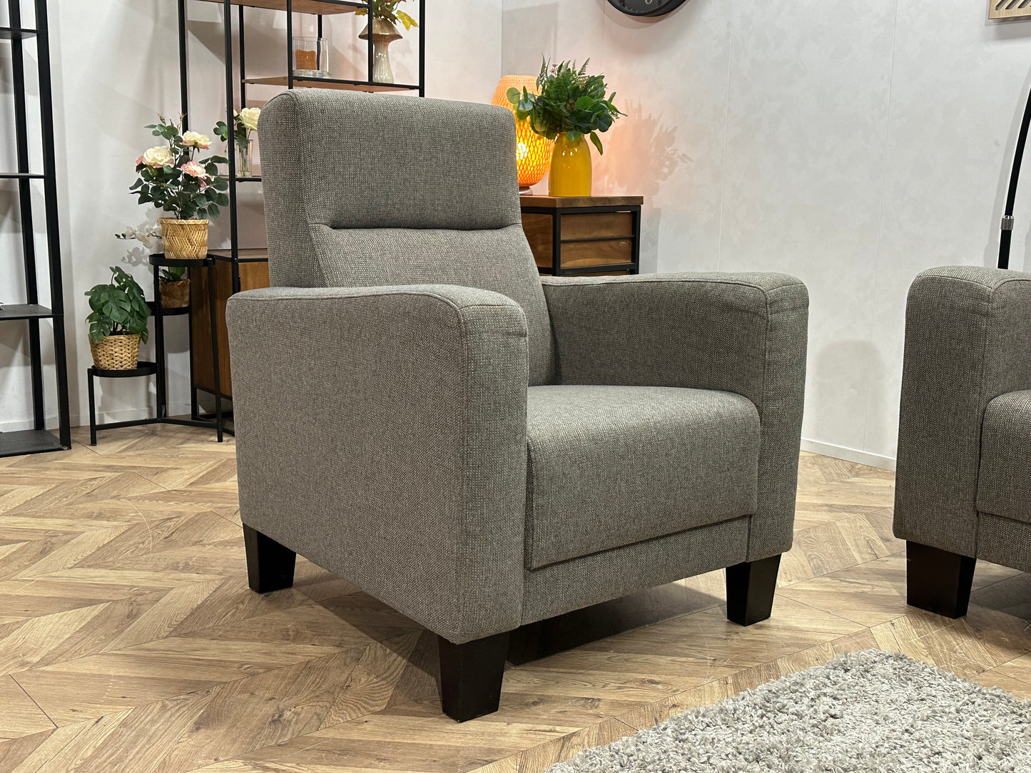 Grijze 2.5-Zits Bank Inc Fauteuil ~ Vaste Kussens