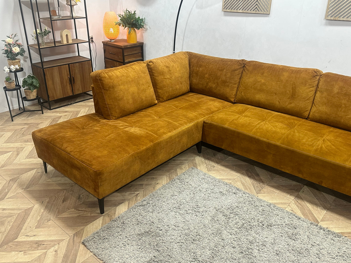 Oker Gele Velvet Hoekbank ~ Losse Rugkussens Met Afneembare Hoezen