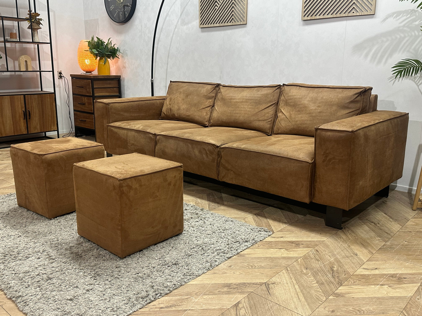 Cognac Bruine Suède Stoffen 3-Zits Bank Inc Hockers ~ Losse Rugkussens Met Afneembare Hoezen