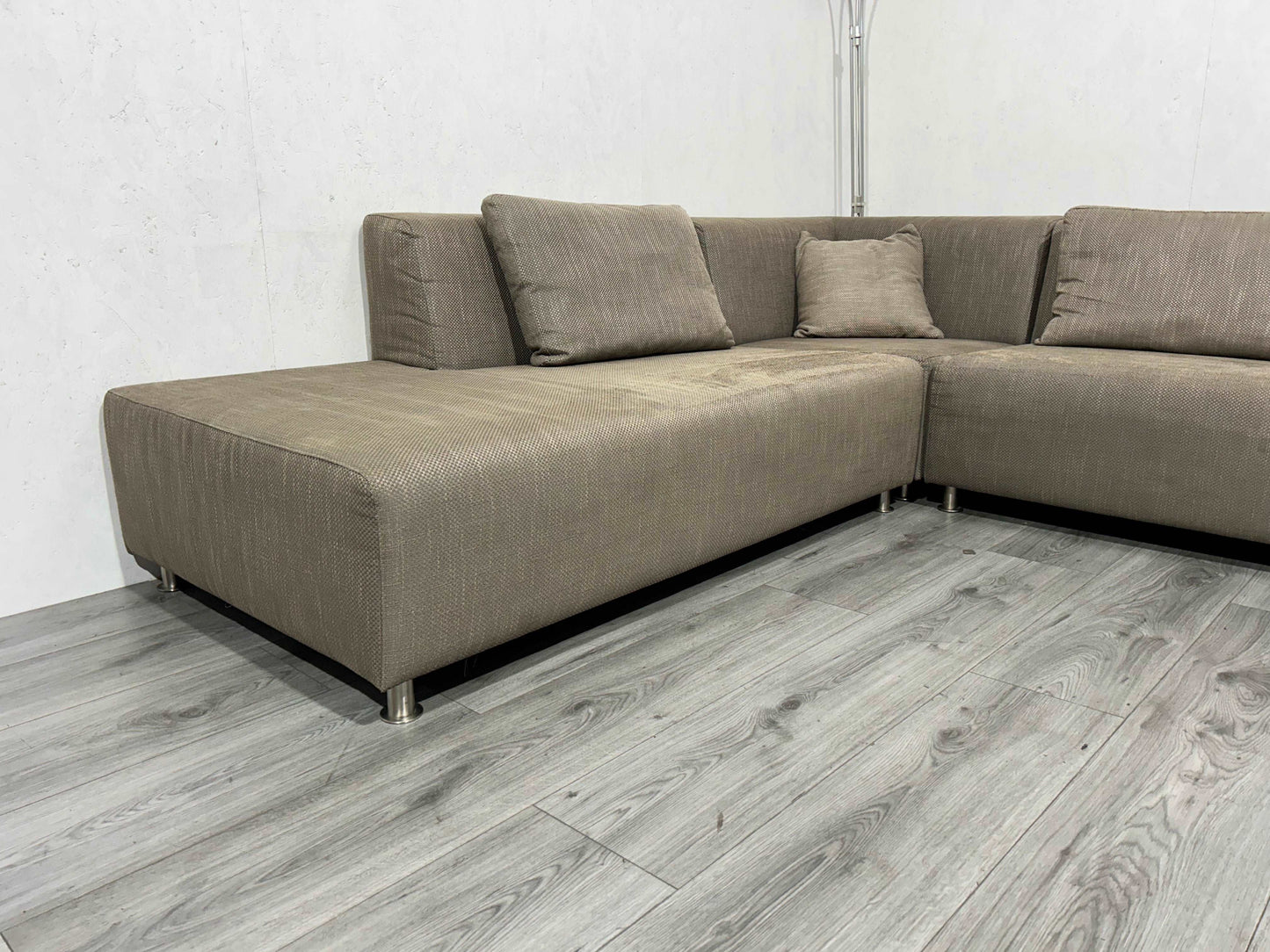 Taupe Hoekbank ~ Vaste Kussens