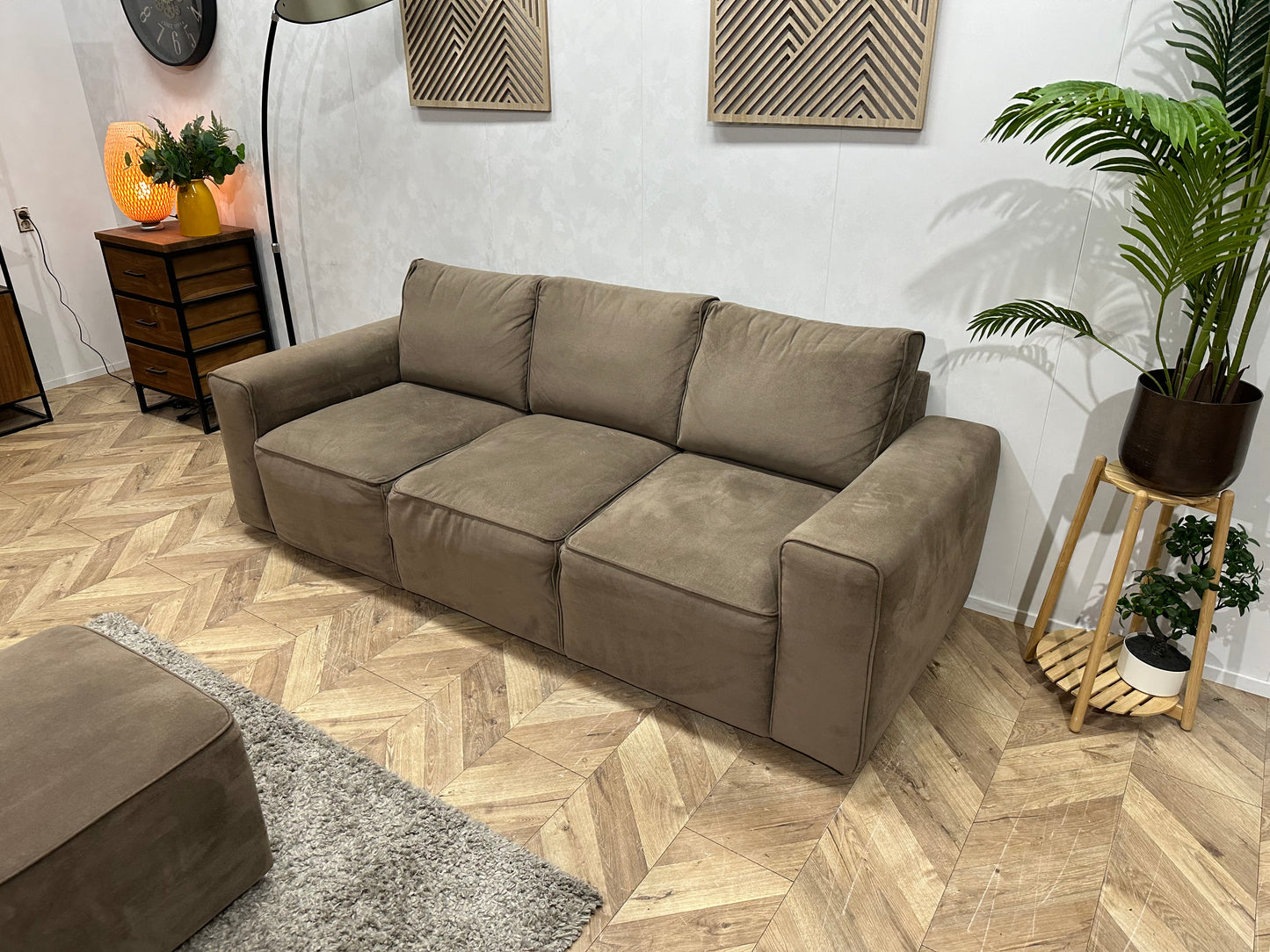 Bruine Velvet 2.5-Zits Bank Incl Hocker ~ Losse Rugkussens