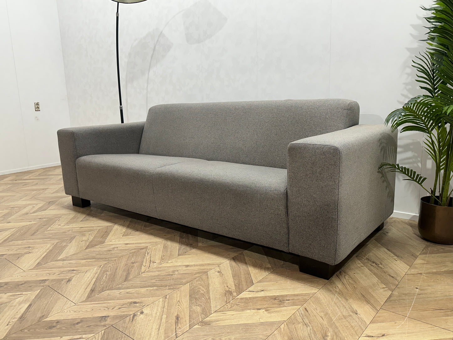 Licht grijze 2.5-Zits Bank Inc Hocker ~  Vaste Kussens