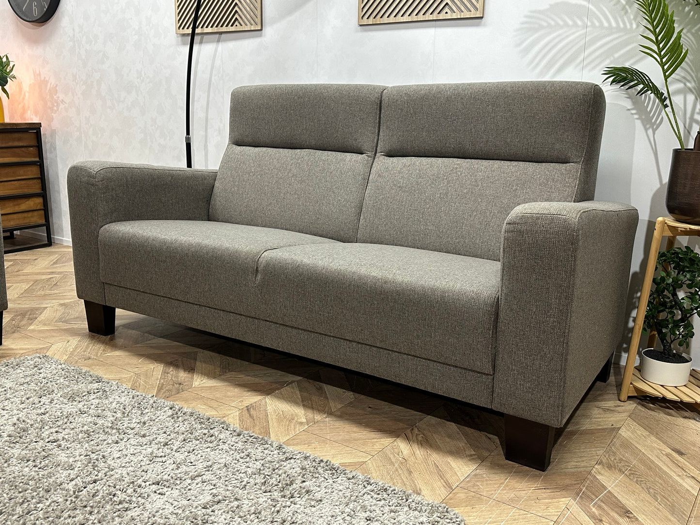 Grijze 2.5-Zits Bank Inc Fauteuil ~ Vaste Kussens