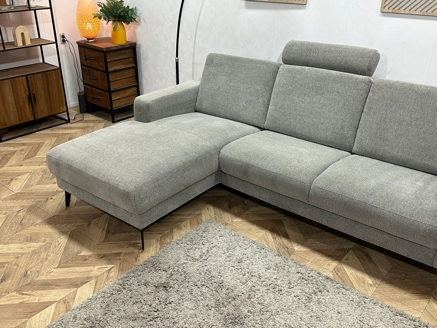 Licht Grijze Suede Stoffen Hoekbank ~ Losse Rugkussens Met Afneembare Hoezen