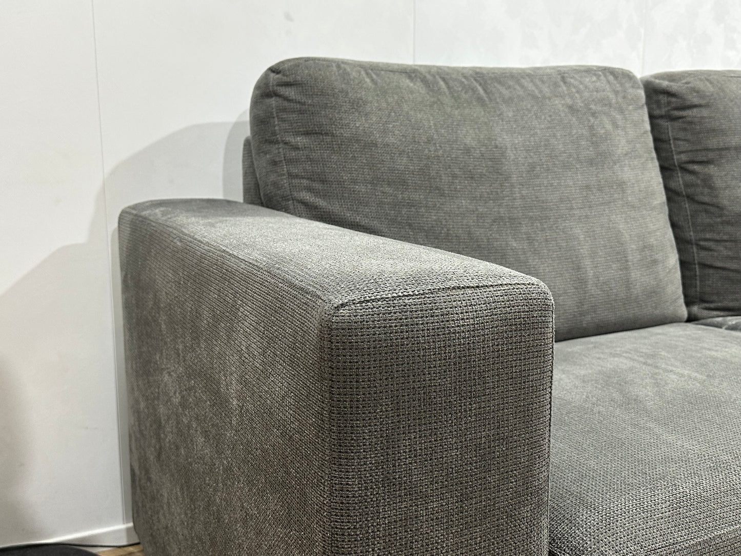 Grijze Suède Stoffen Hoekbank ~ Losse Rugkussens Met Afneembare Hoezen