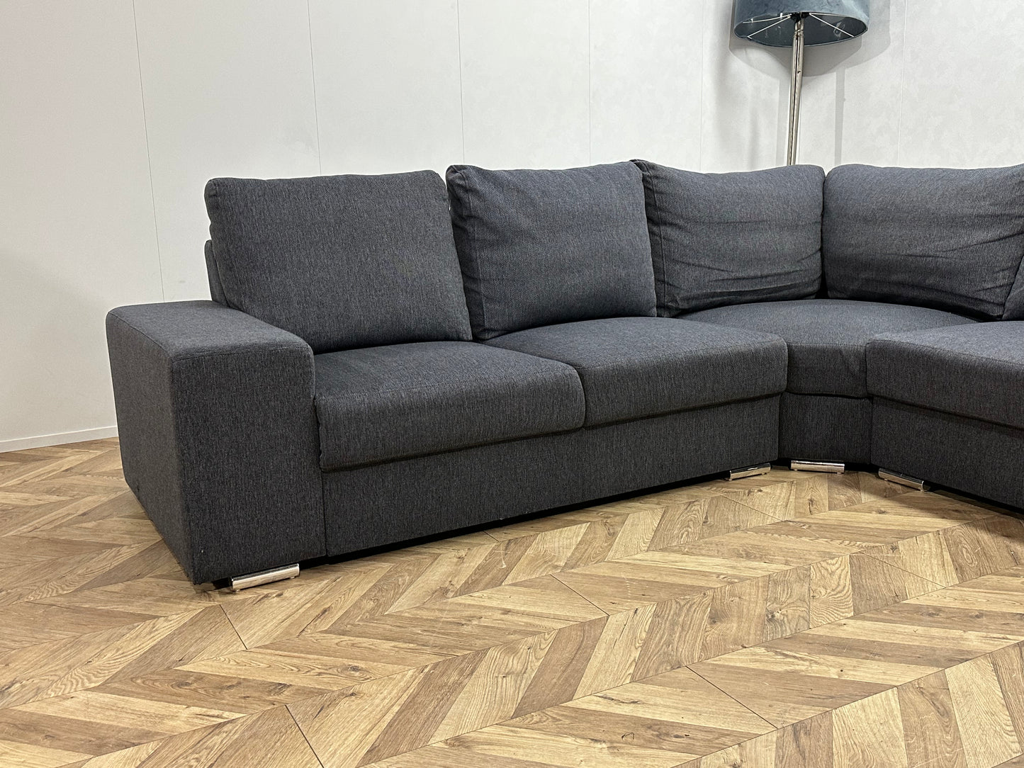 Grijze Ruime Hoekbank ~ Losse Rugkussens Met Afneembare Hoezen