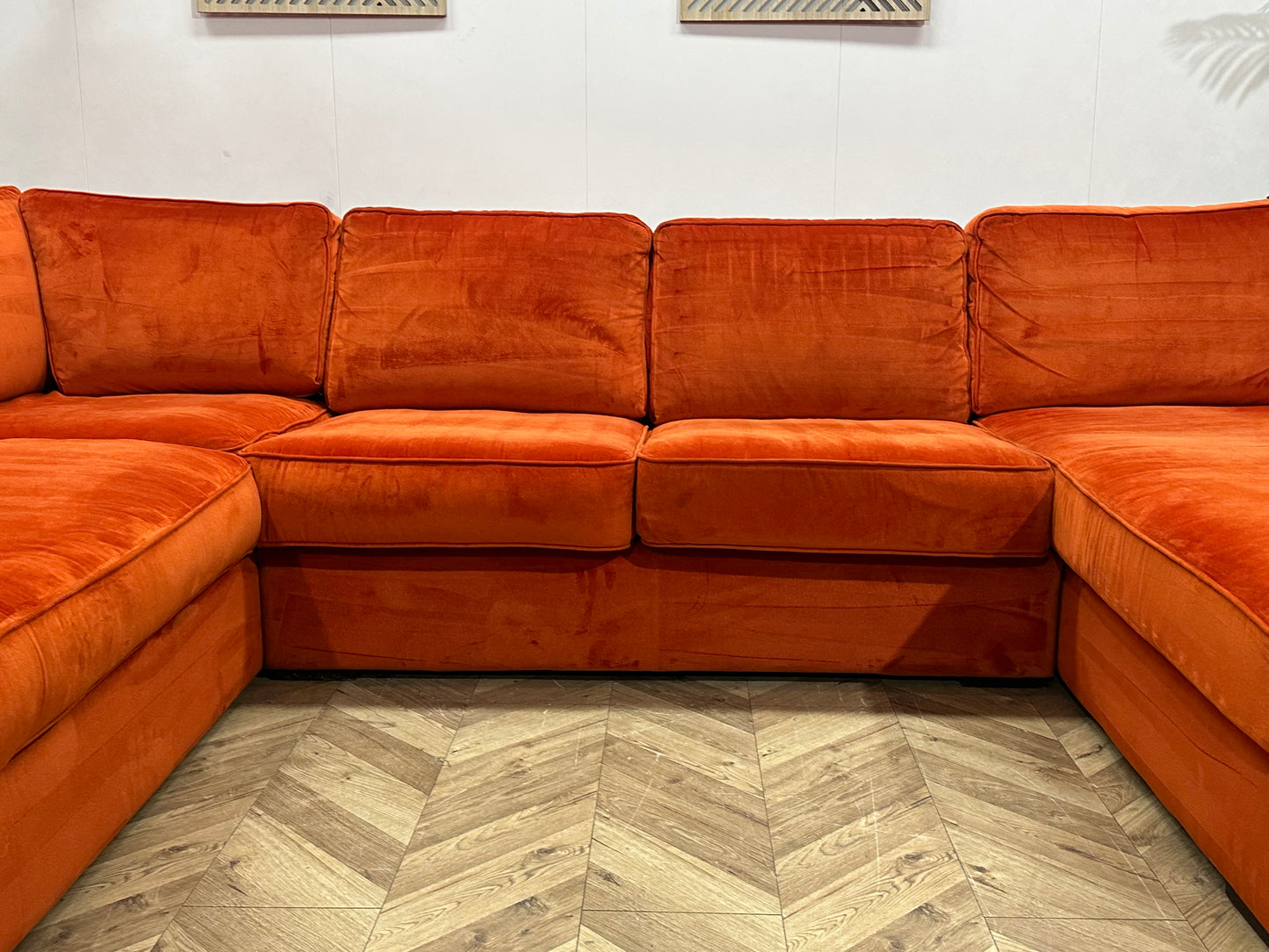 Oranje/Rode Velvet U Bank ~ Losse Kussens Met Afneembare Hoezen