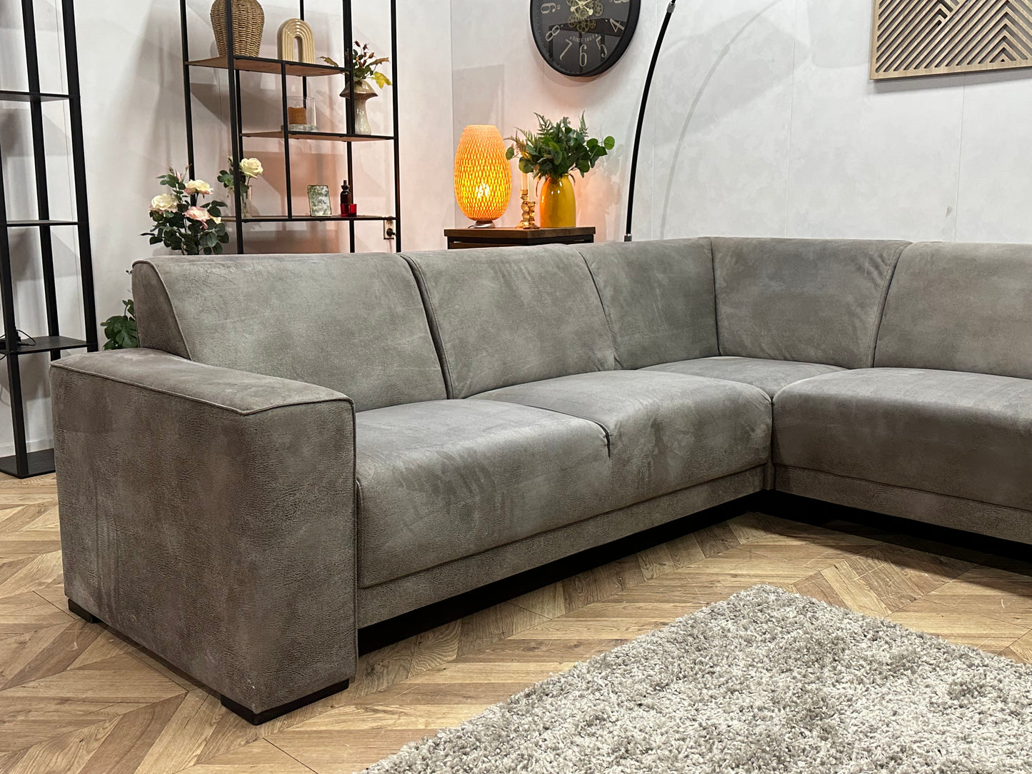 Grijze Suède Stoffen Hoekbank ~ Vaste Kussens
