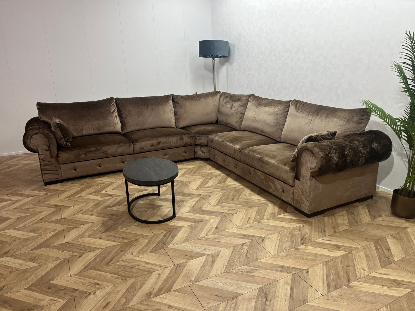 Bruine Velvet Eric Kuster Hoekbank ~ gecaptionneerd