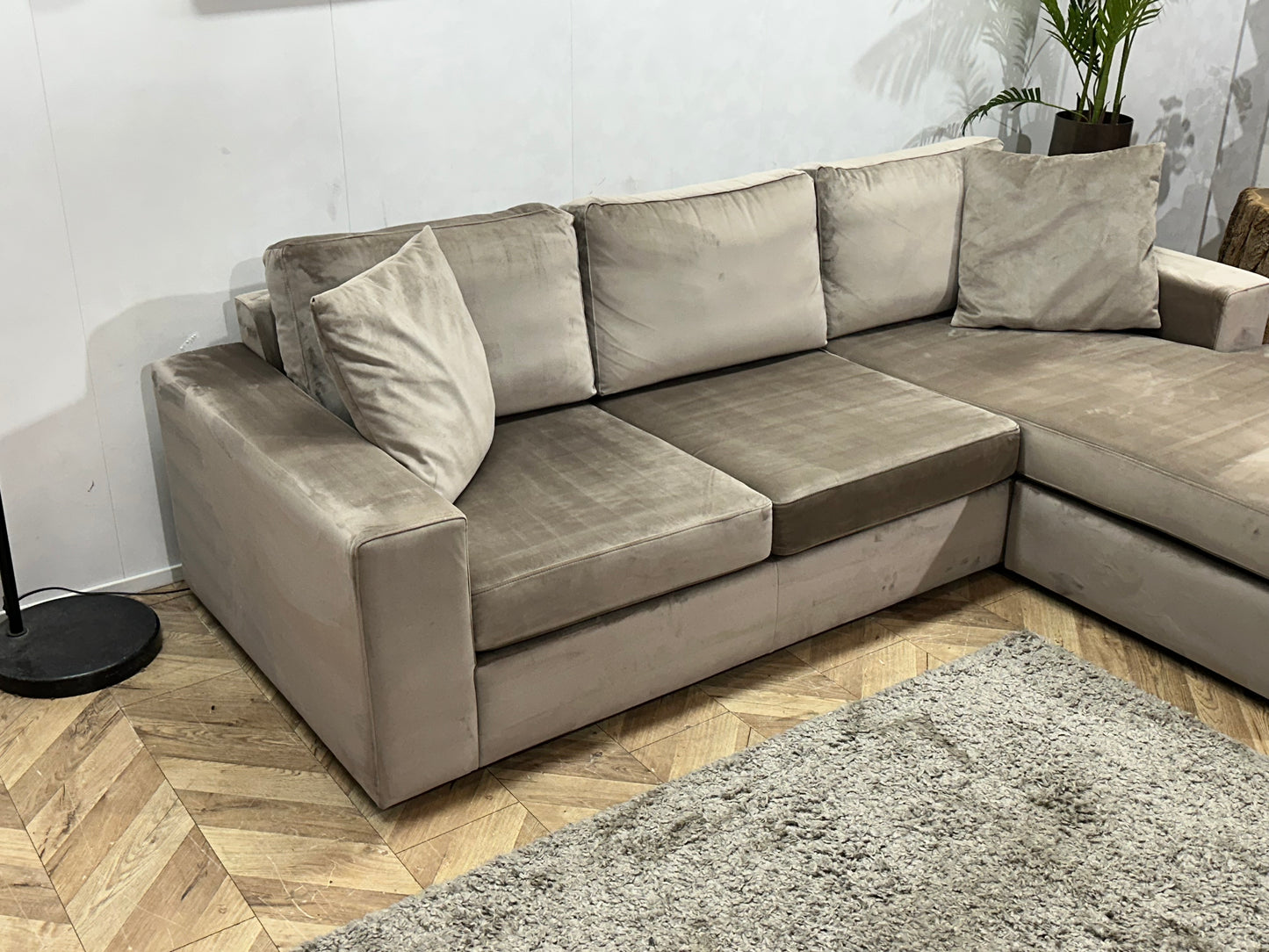 Grijze Velvet Hoekbank ~ Losse Kussens Met Afneembare Hoezen