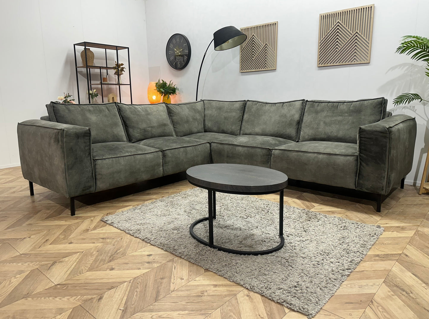 Grijze Velvet Hoekbank ~ Losse Rugkussens Met Afneembare Hoezen