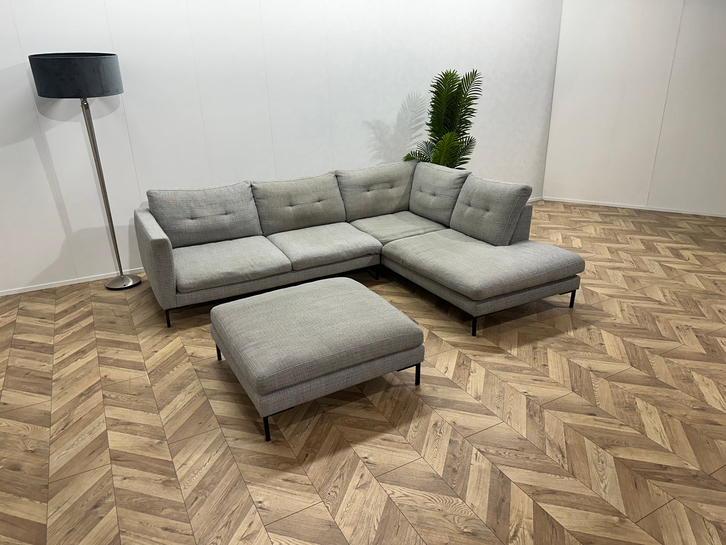 Licht Grijze Hoekbank Inc. Hocker ~ Losse Kussens Met Afneembare Hoezen