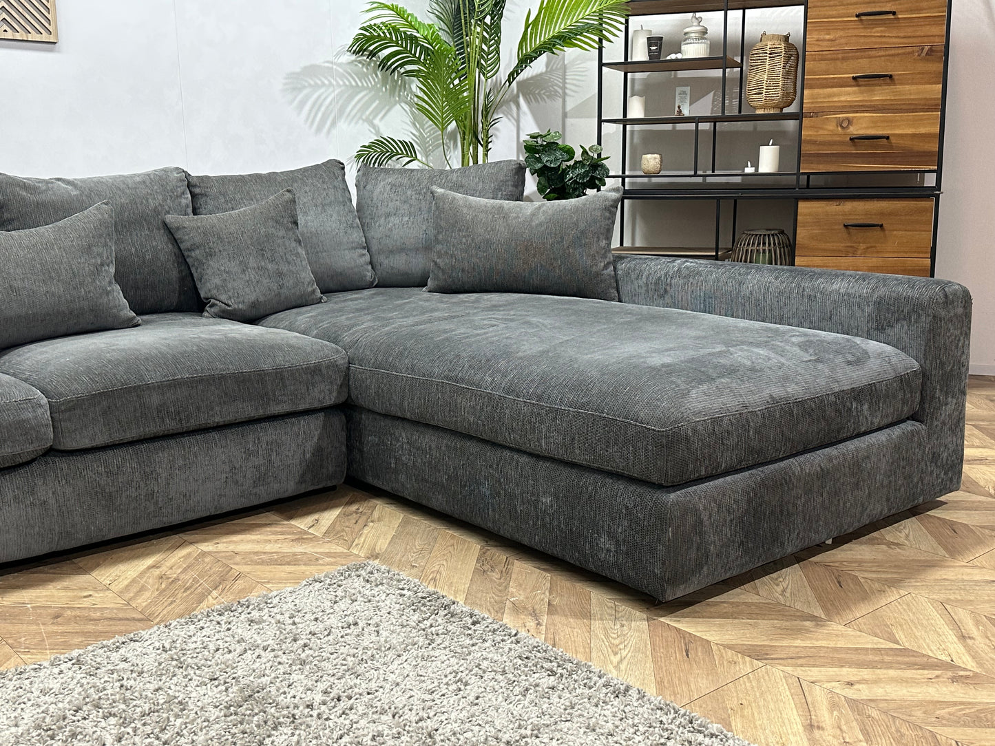 Grijze Ruime Hoekbank ~ Losse Kussens Met Afneembare Hoezen