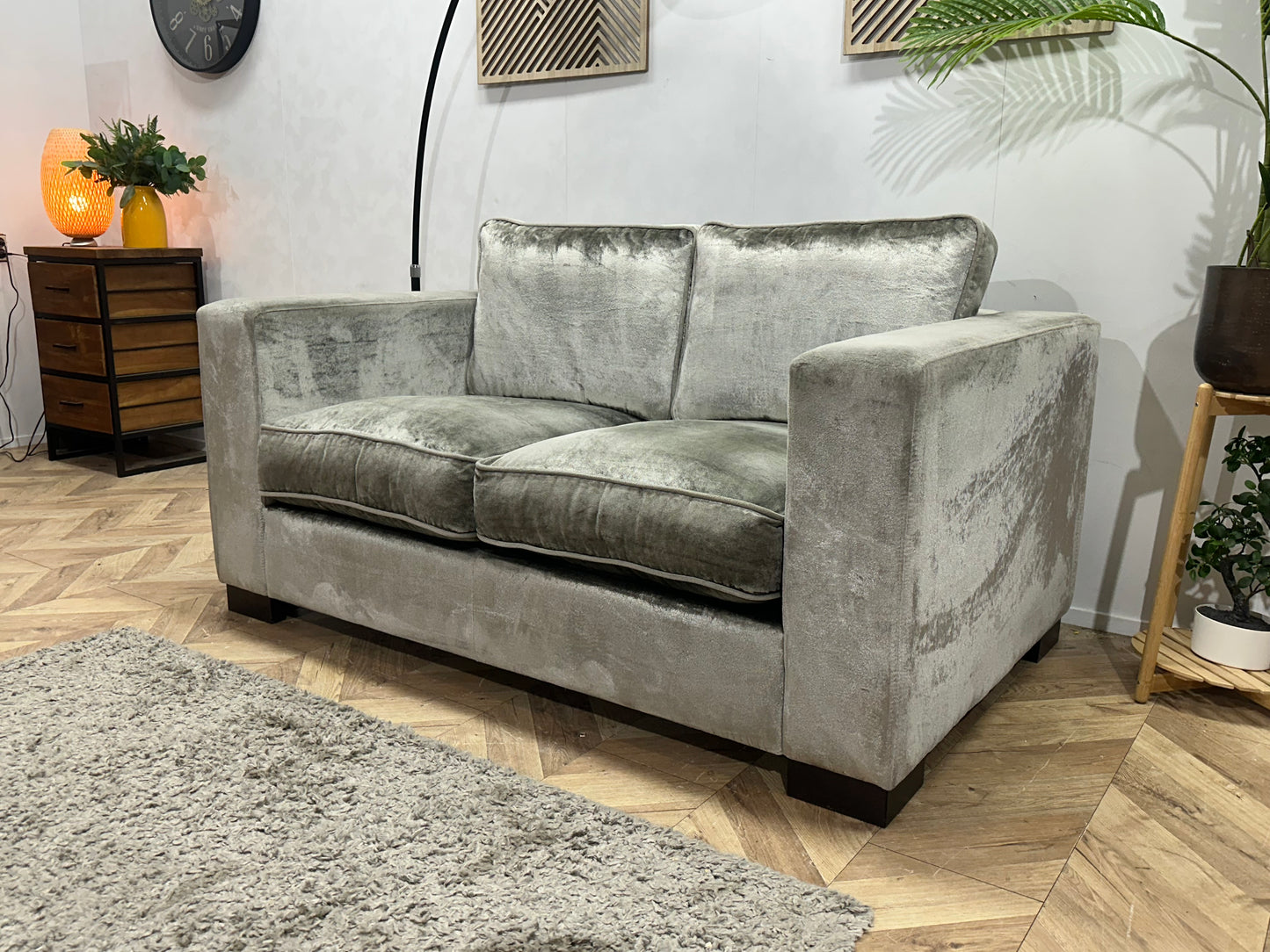 Licht Grijze Velvet 2-Zits Bank ~ Losse Kussens Met Afneembare Hoezen