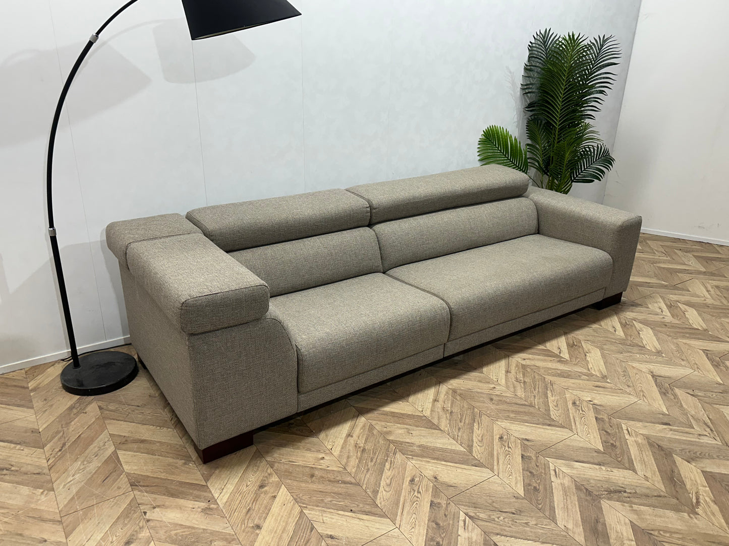 Goossens Licht Grijze 3-Zits Bank ~ Verstelbare Hoofdsteunen