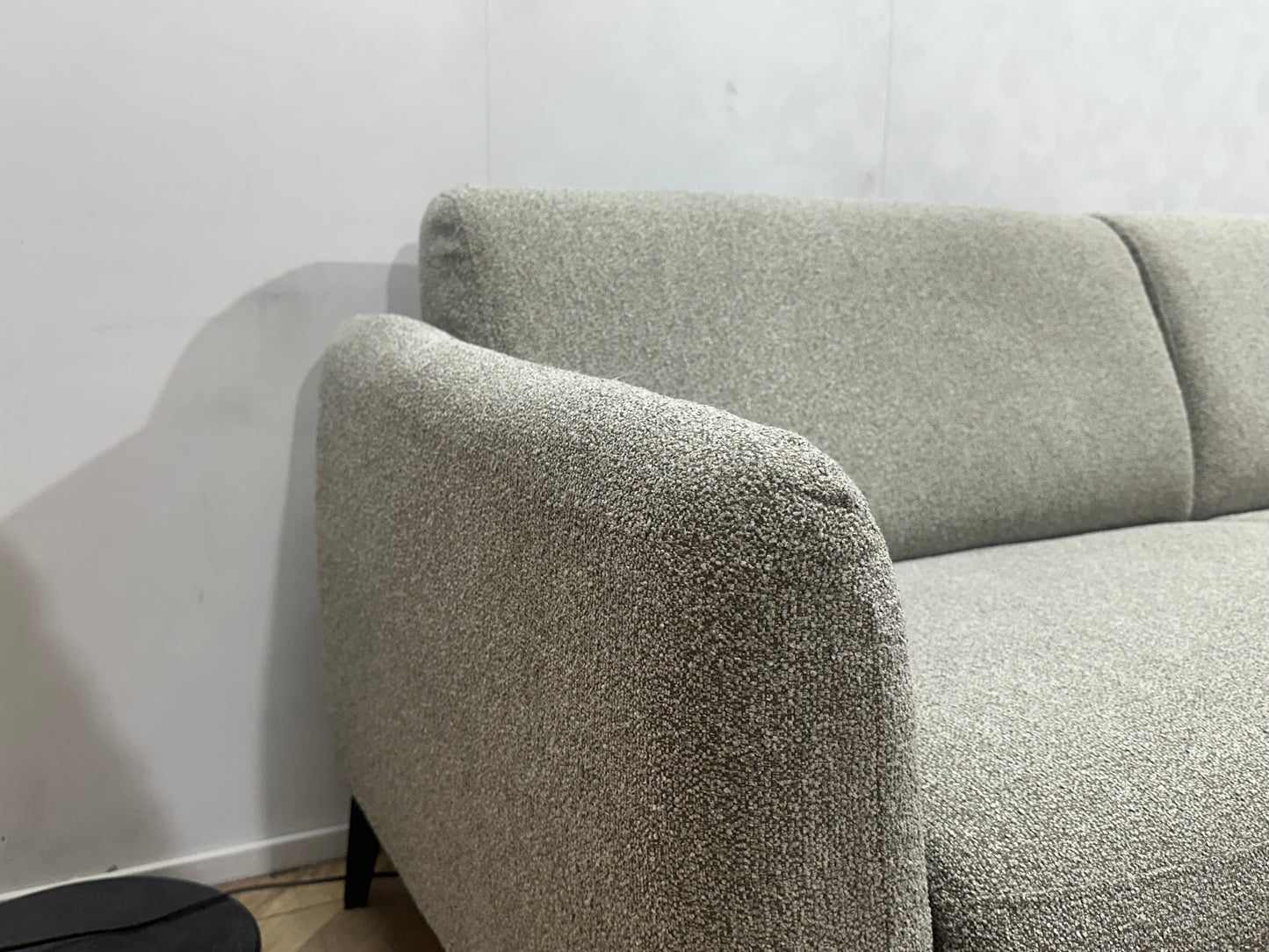 Licht Grijze Bouclé Stoffen Hoekbank ~ Vaste Kussens