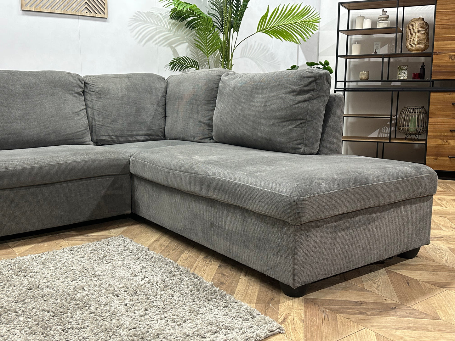 Grijze Suède Stoffen Hoekbank ~ Losse Rugkussens Met Afneembare Hoezen