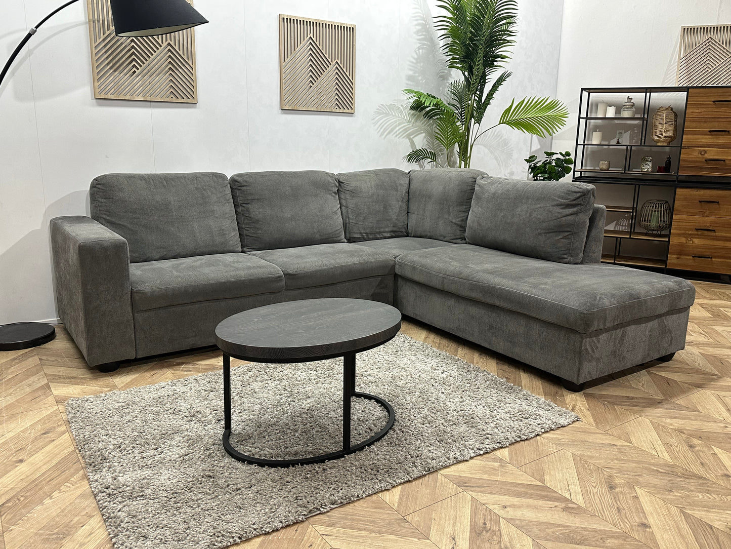 Grijze Suède Stoffen Hoekbank ~ Losse Rugkussens Met Afneembare Hoezen