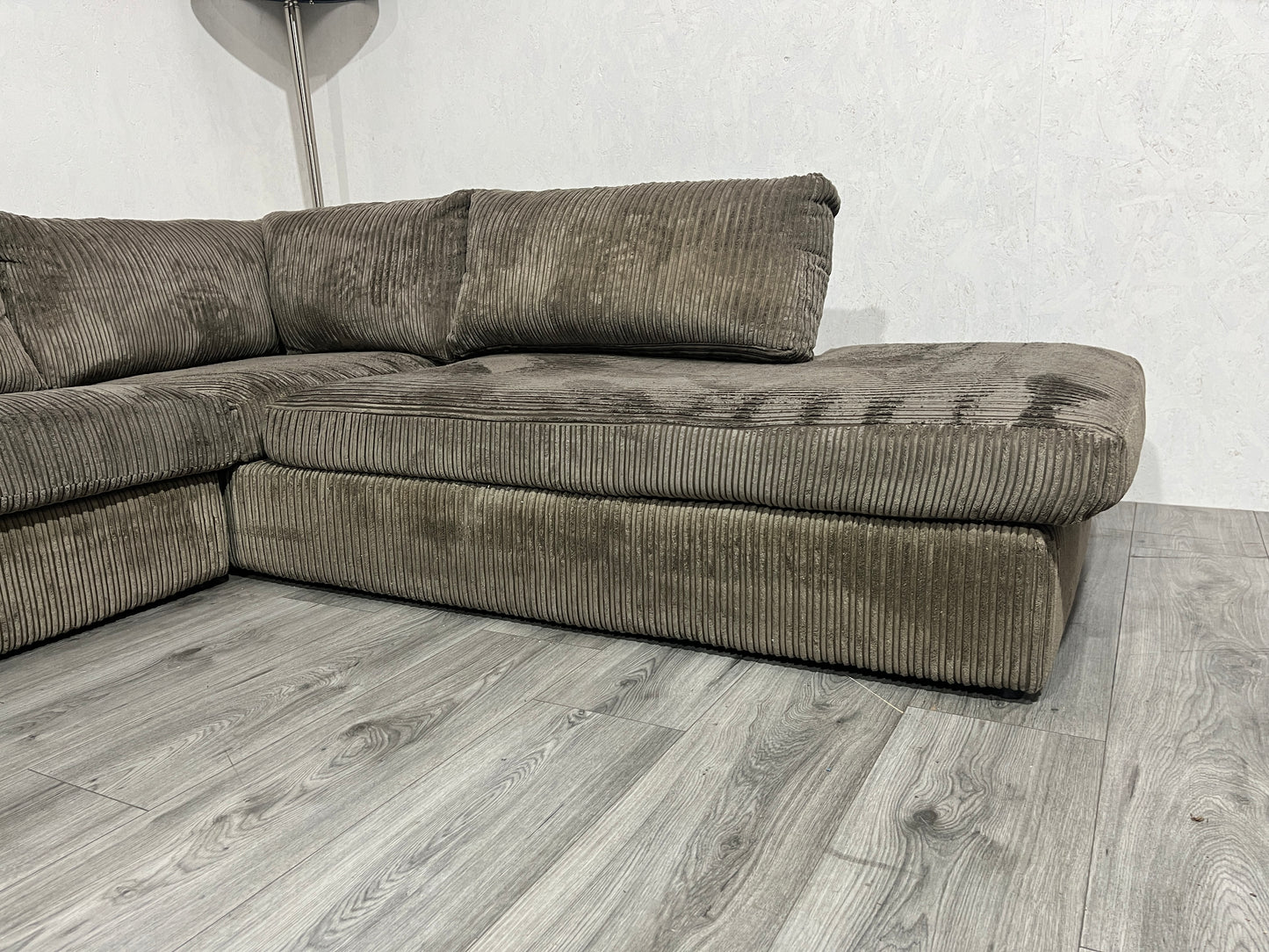 Ruime Taupe Ribstof Hoekbank