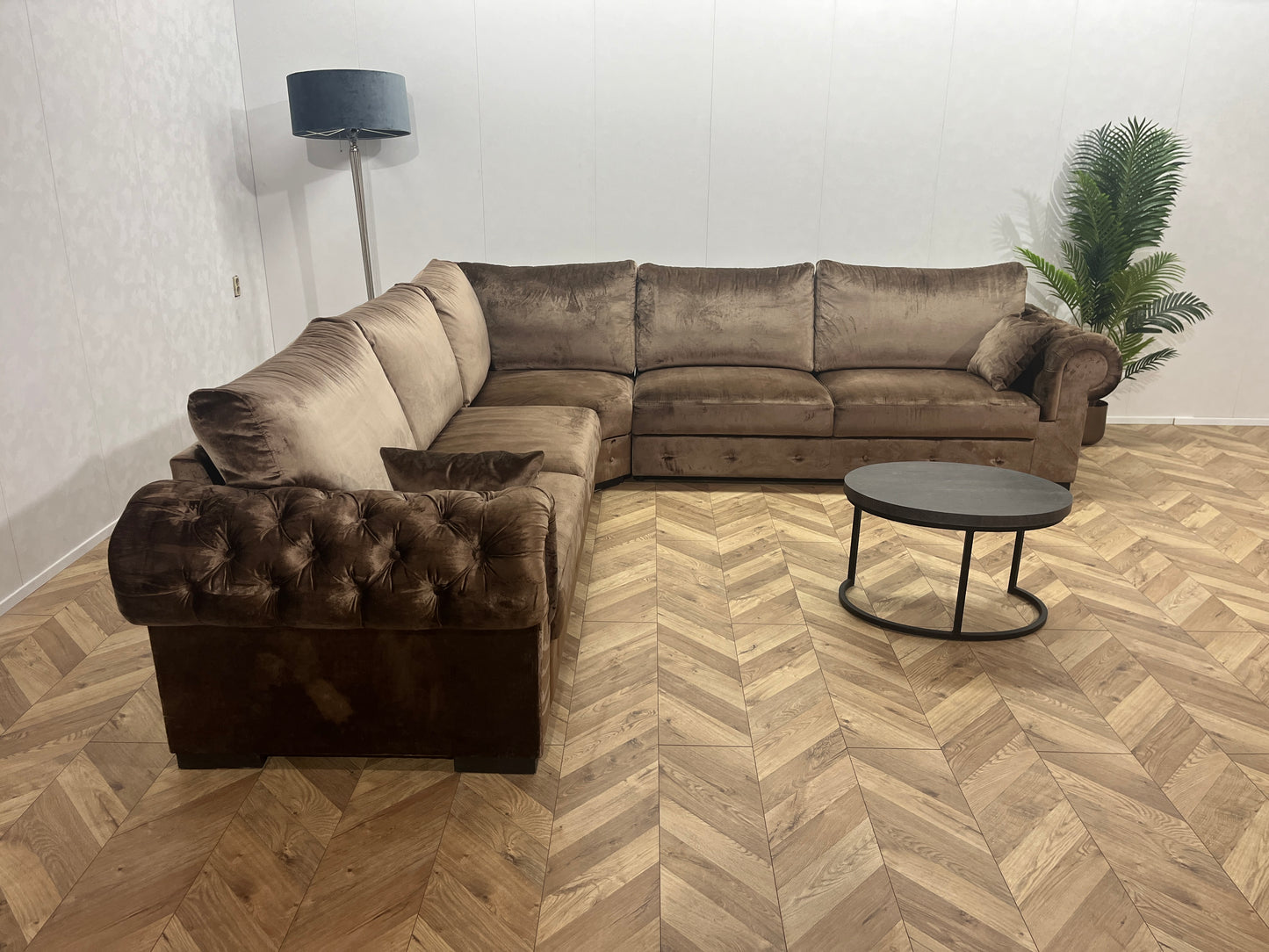 Bruine Velvet Eric Kuster Hoekbank ~ gecaptionneerd