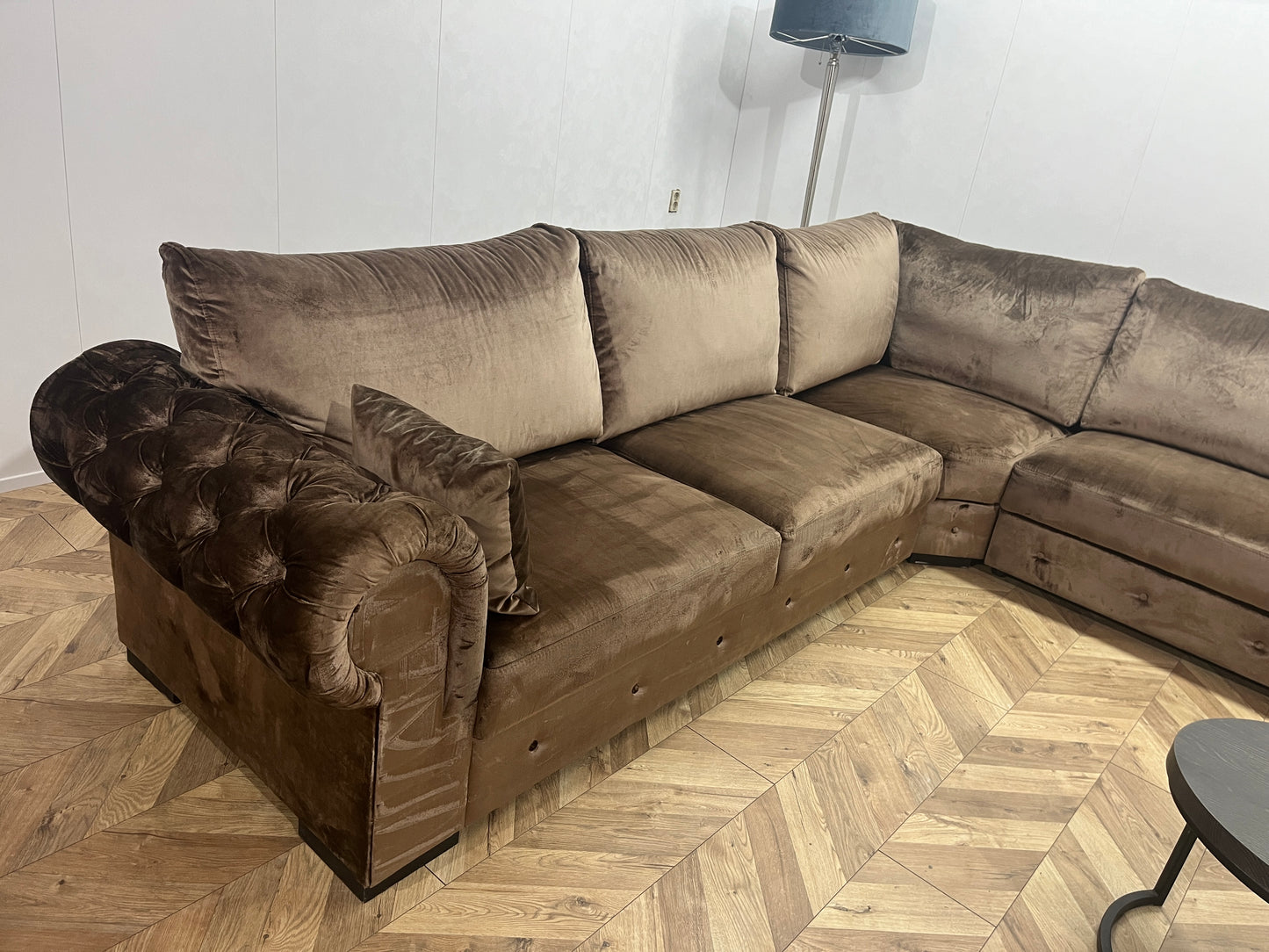 Bruine Velvet Eric Kuster Hoekbank ~ gecaptionneerd