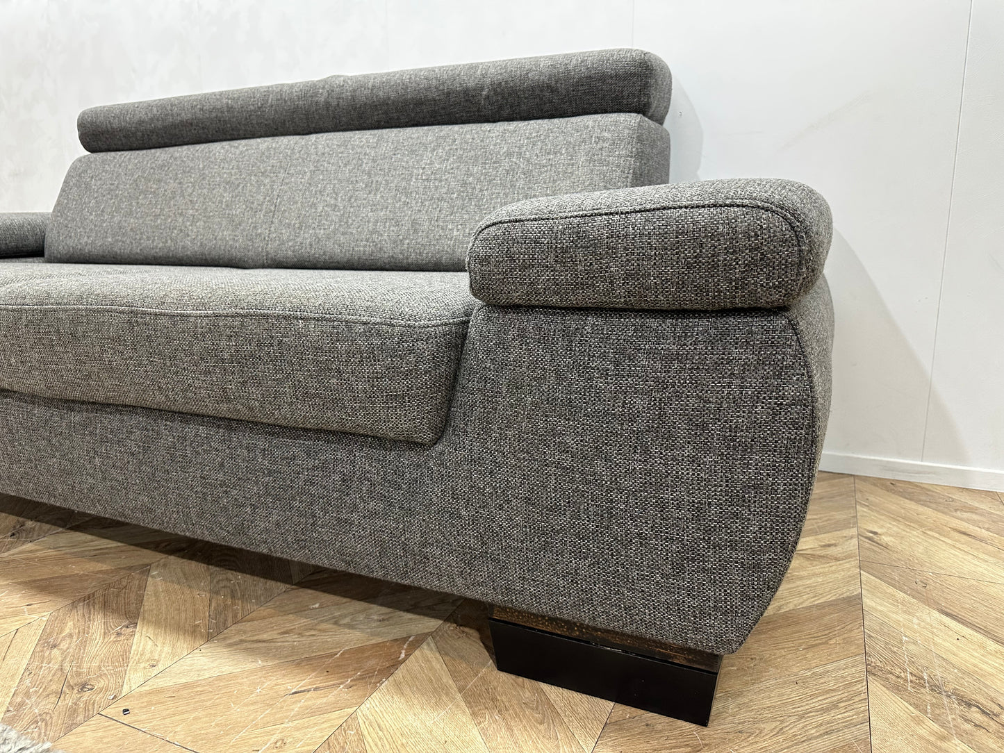 Grijze 2.5-Zits Bank ~ Vaste Kussens Met Verstelbare Arm/Hoofdleuningen