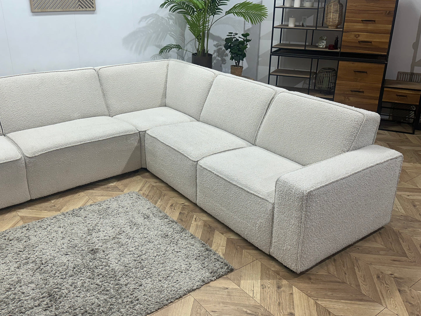 Witte Bouclé Stoffen Hoekbank ~ Vaste Kussens