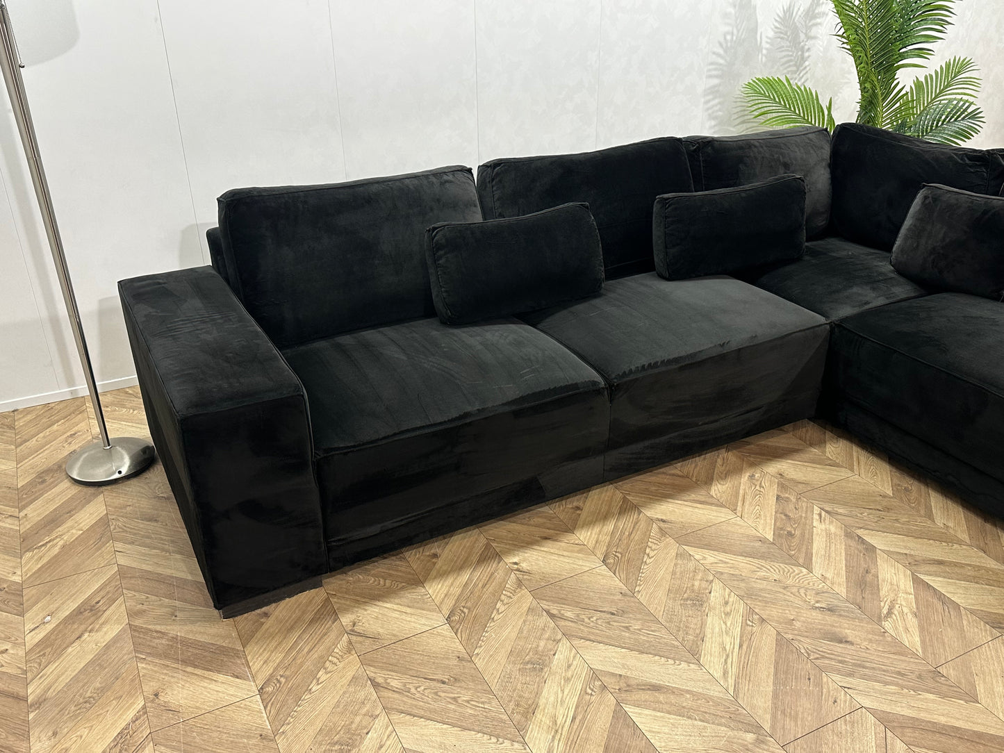 Zwarte Ruime Velvet Hoekbank ~ Losse Rugkussens Met Afneembare Hoezen