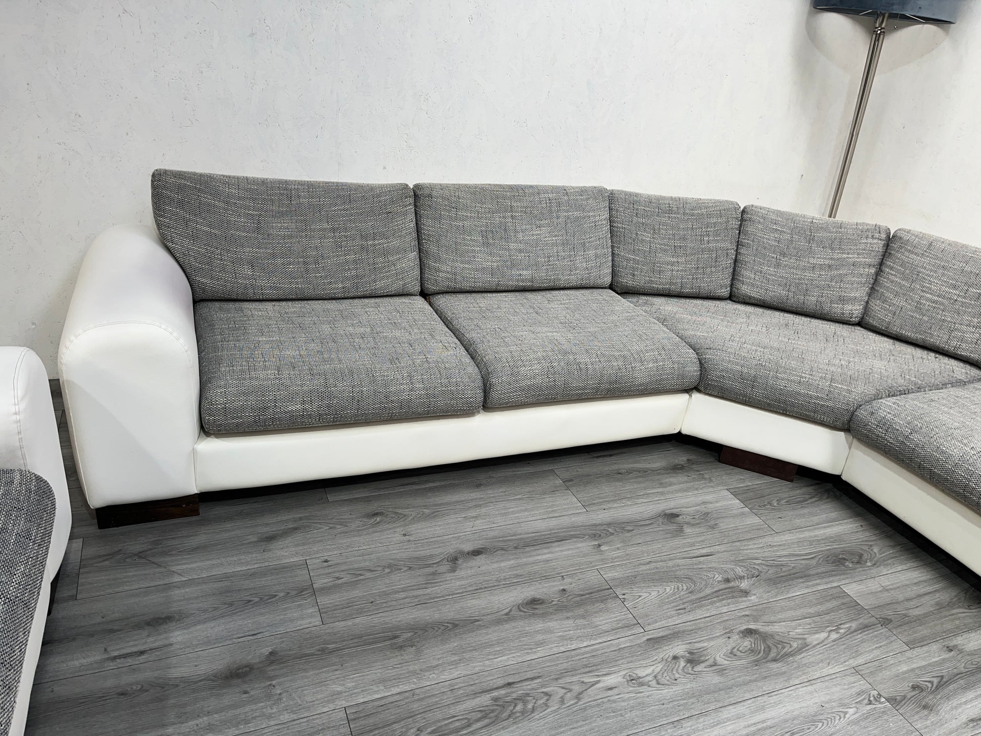 Wit / Licht Grijze Hoekbank Set Met Stoel - Banken Bazaar