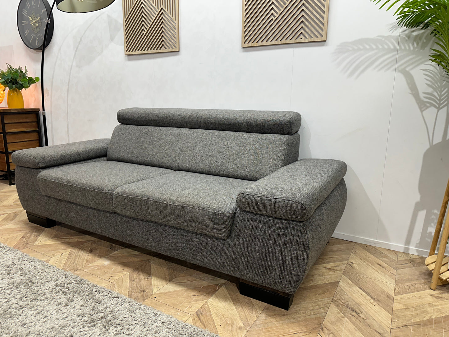 Grijze 2.5-Zits Bank ~ Vaste Kussens Met Verstelbare Arm/Hoofdleuningen