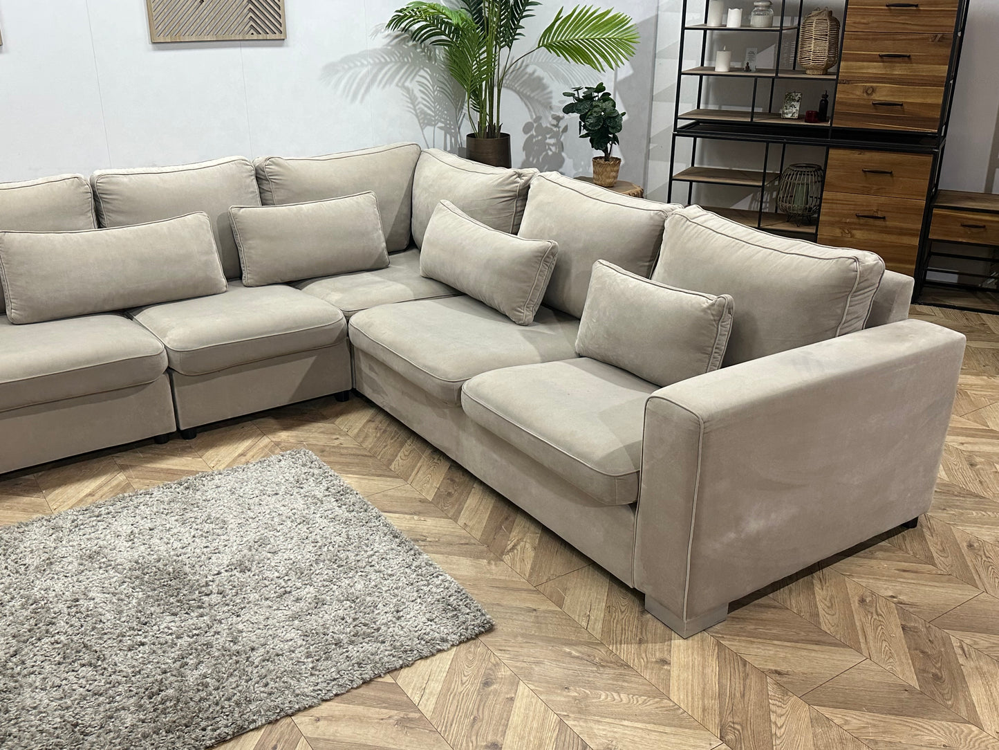 Licht Grijze Ruime Velvet Hoekbank ~ Losse Kussens Met Afneembare Hoezen