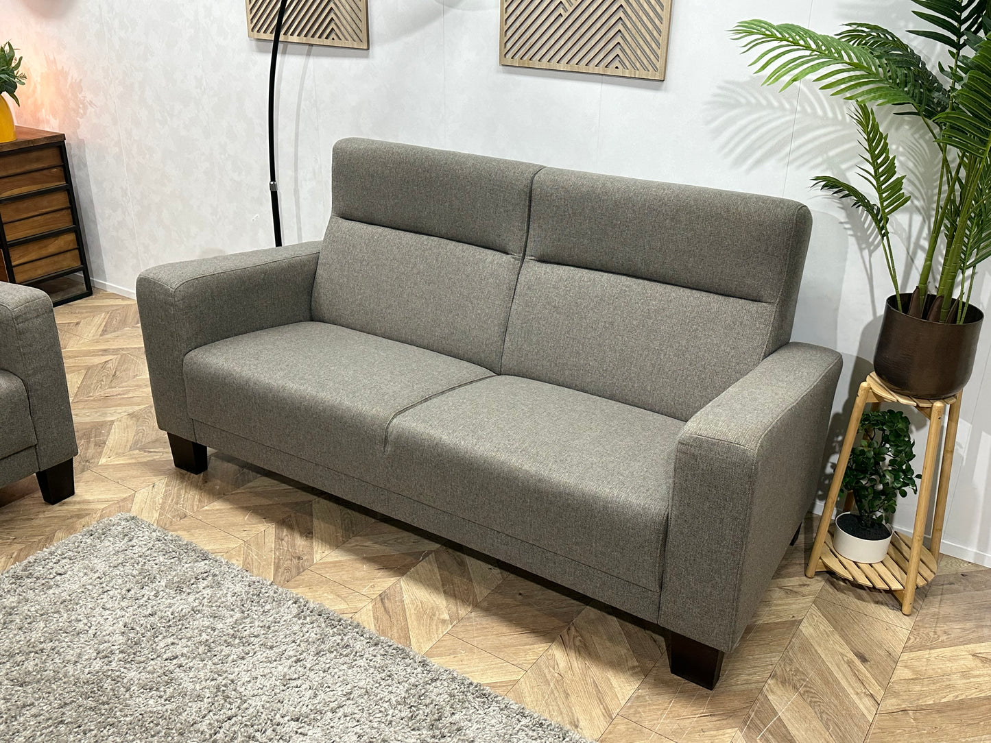 Grijze 2.5-Zits Bank Inc Fauteuil ~ Vaste Kussens